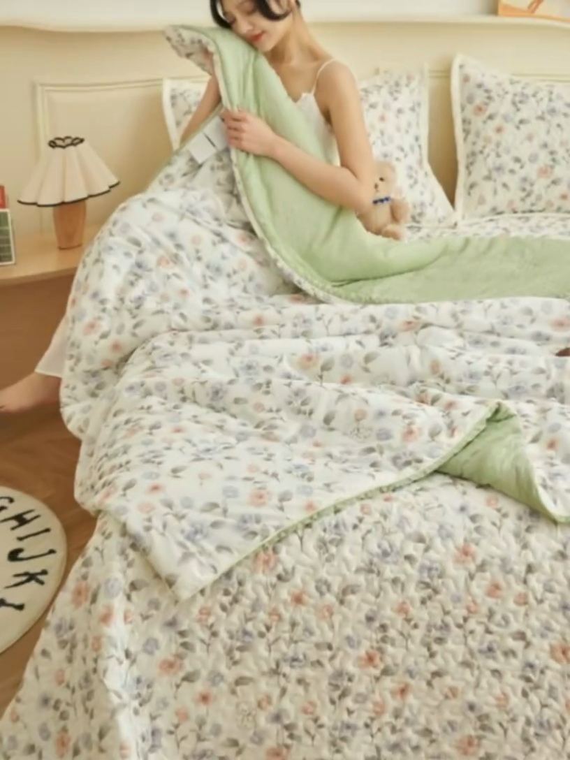 91家纺网 家纺一手货源 找家纺 子由家居 2025新款凉感丝豆豆夏被四件套 凉感豆豆被-花期