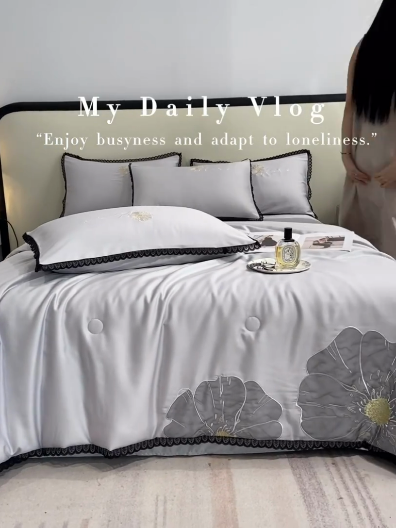 91家纺网 家纺一手货源 找家纺 子由家居 2025新款水洗真丝贴布绣花花边夏被四件套-太阳花 太阳花-浅灰