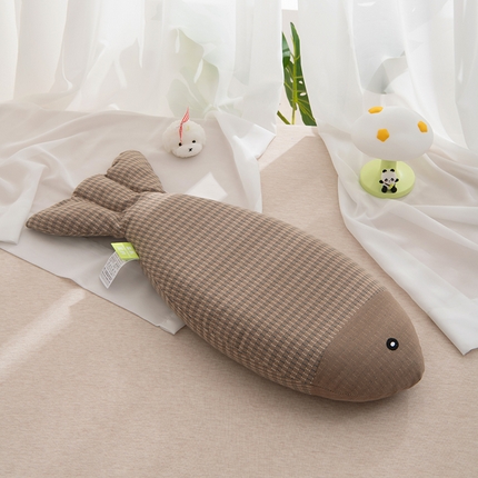 91家纺网 家纺一手货源 找家纺 芯洲 2025年新款荞麦枕年年有鱼水洗棉工艺枕抱枕萌趣枕芯荞麦枕 年年有鱼-爵士咖  24*55cm
