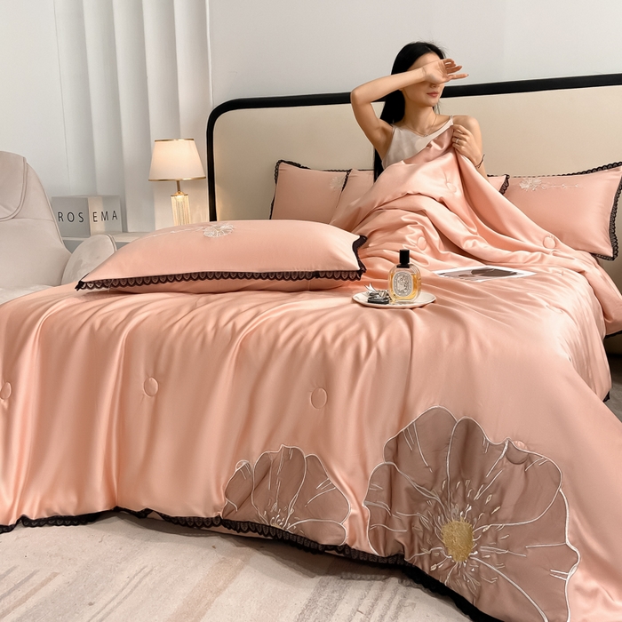 91家纺网 家纺一手货源 找家纺 子由家居 2025新款水洗真丝贴布绣花花边夏被四件套-太阳花 太阳花-浅粉