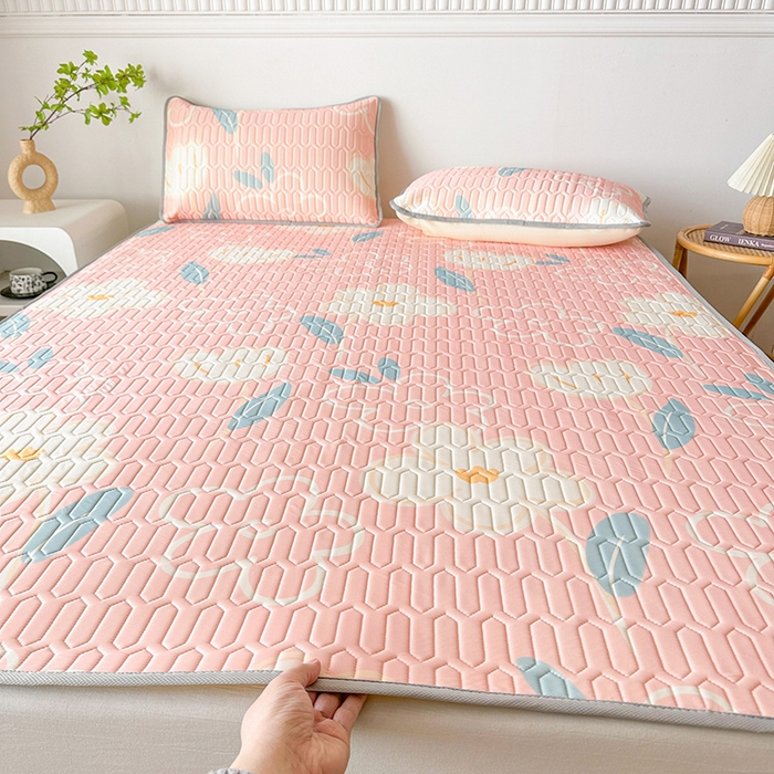 91家纺网 家纺一手货源 找家纺 悦织湾家纺 2025新款床单款乳胶席三件套印花纯色冰丝凉感夏凉席 一支莲粉