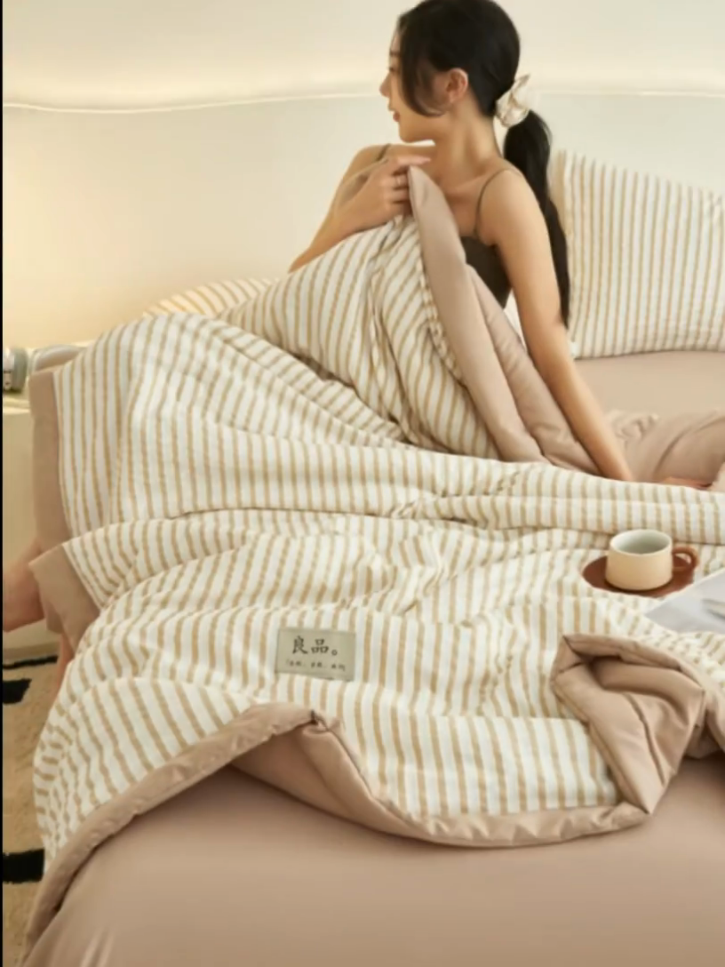 91家纺网 家纺一手货源 找家纺 子由家居 2025新款色织条纹提花大豆夏被四件套 色织条纹-浅驼