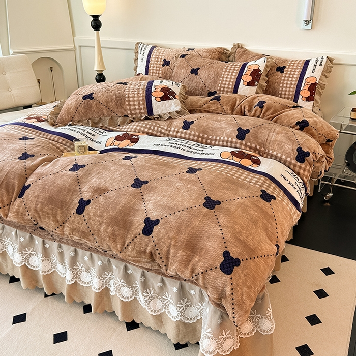 91家纺网 家纺一手货源 找家纺 珍爱家纺 2025新款冬季加厚夹棉保暖牛奶绒蕾丝花边床盖床裙单件三件套双人四件套 宝贝熊
