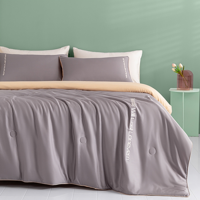 91家纺网 家纺一手货源 找家纺 子由家居 2025新款水洗真丝轻奢绣花系列夏被四件套 轻奢绣花-英伦灰