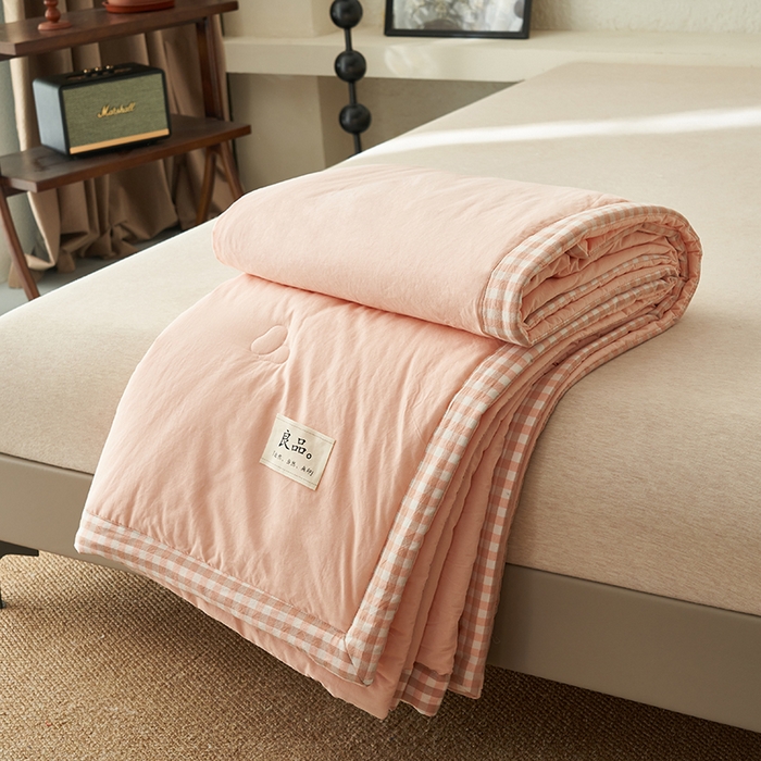 91家纺网 家纺一手货源 找家纺 子由家居 2025新款水洗棉棋盘格织标大豆纤维夏被被子被芯 棋盘格边夏被-浅粉