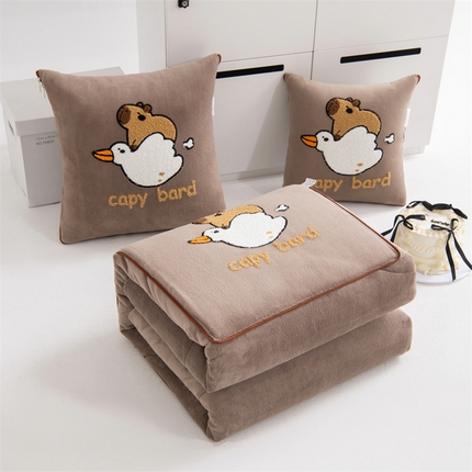 宝马家纺（原梦童画）2025新款卡皮巴拉牛奶绒毛巾绣抱枕被 咖啡棕