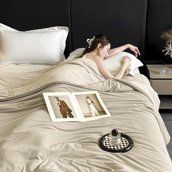 91家纺网 家纺一手货源 找家纺 子由家居 2025新款凉感丝浮雕提花大豆夏被被子被芯 经典格-香槟