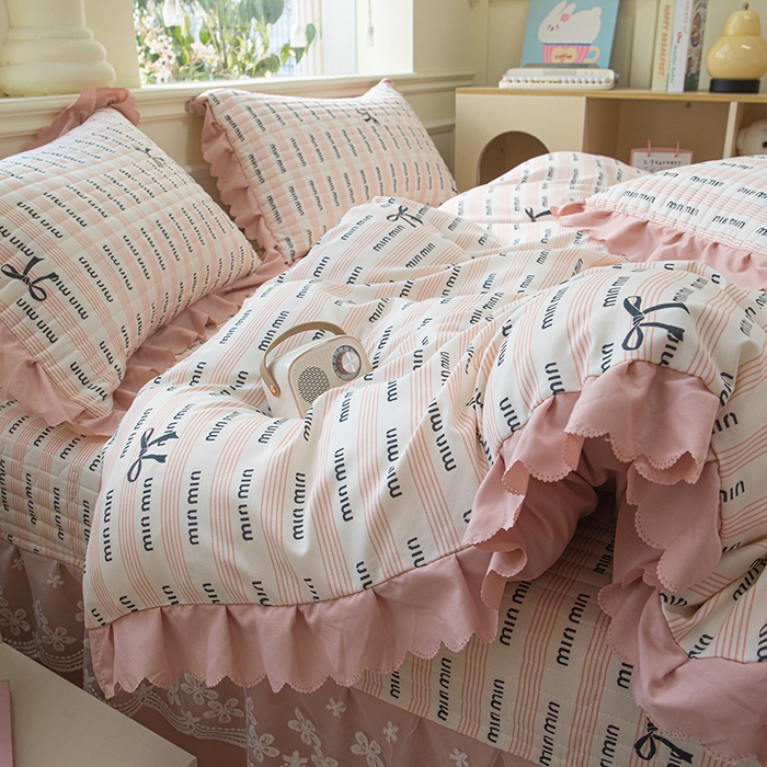 91家纺网 家纺一手货源 找家纺 珍爱家纺 2025新款A类针织棉双层纱夹棉床盖床裙花边单件三件四件套 min-粉