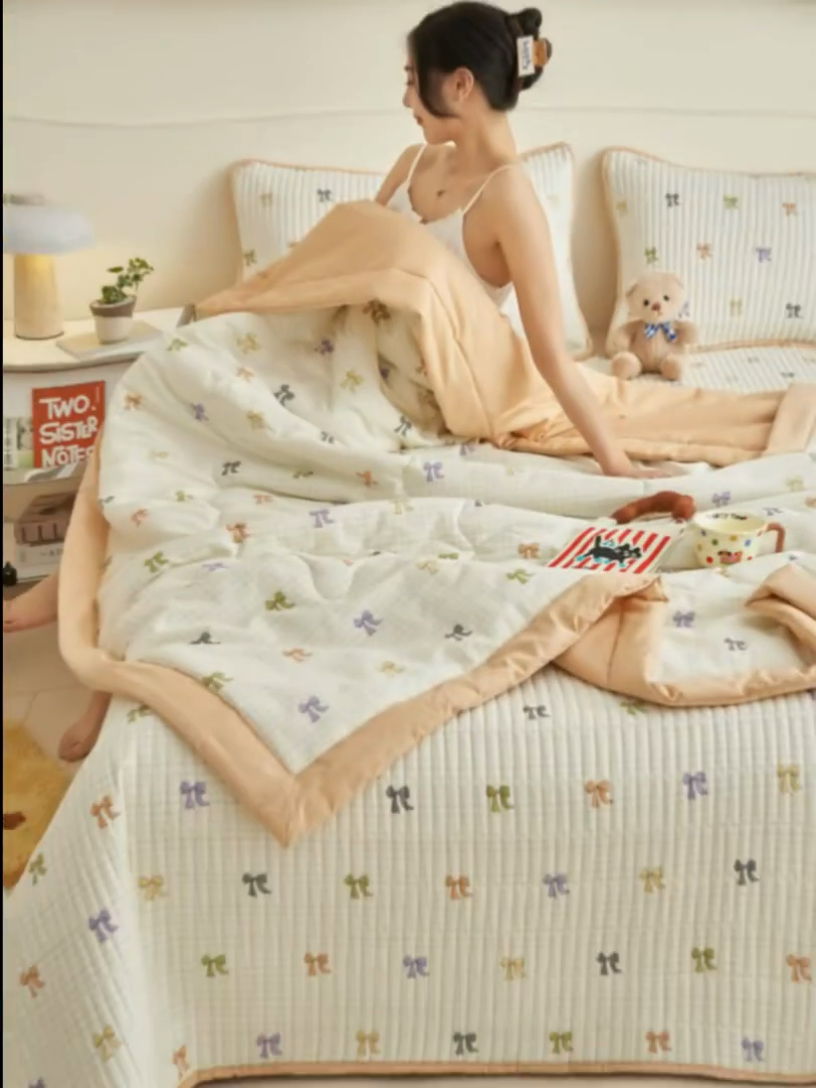 91家纺网 家纺一手货源 找家纺 子由家居 2025新款纯棉印花夹棉床盖 纯棉床盖-蝶恋花