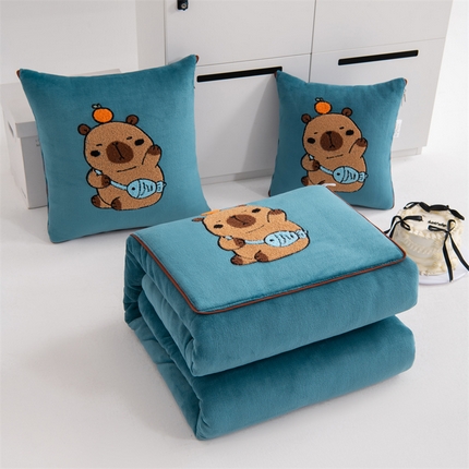 91家纺网 家纺一手货源 找家纺 宝马家纺（原梦童画）2025新款卡皮巴拉牛奶绒毛巾绣抱枕被 雾霾蓝