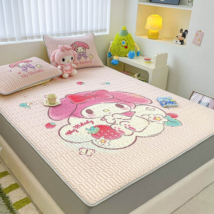 91家纺网 家纺一手货源 找家纺 米帛2025新款大版三丽鸥乳胶凉席-床笠款 草莓美乐蒂