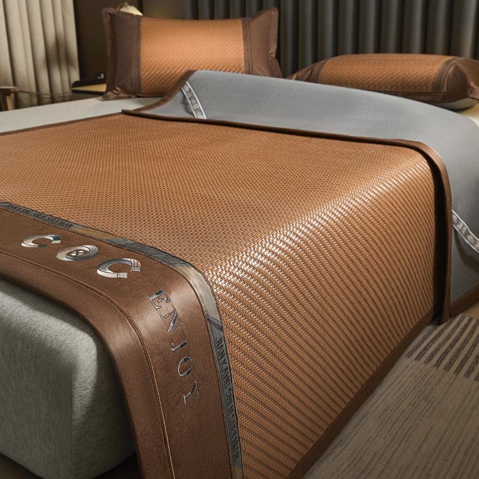 91家纺网 家纺一手货源 找家纺 鑫琪莱家纺 2025新款PE雪藤刺绣工艺款凉席风尚韩藤