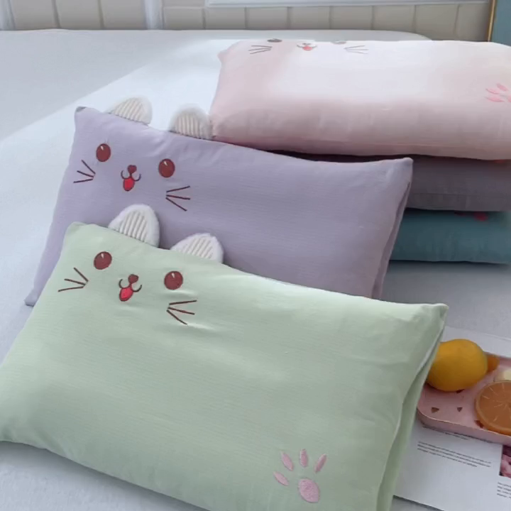 91家纺网 家纺一手货源 找家纺 九州枕芯2025新款水洗纯棉调皮猫儿童枕 枕头枕芯 主图