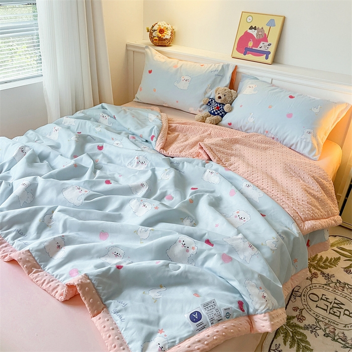 91家纺网 家纺一手货源 找家纺 盛秋家纺 2026新款A类水洗棉豆豆夏被系列 甜心猫+奶油粉