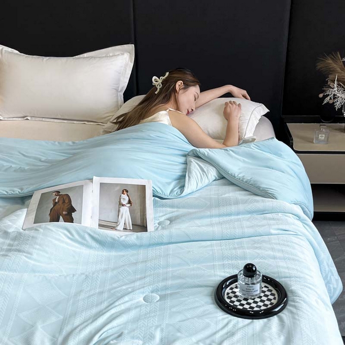 91家纺网 家纺一手货源 找家纺 子由家居 2025新款凉感丝浮雕提花大豆夏被被子被芯 菱形纹-天蓝