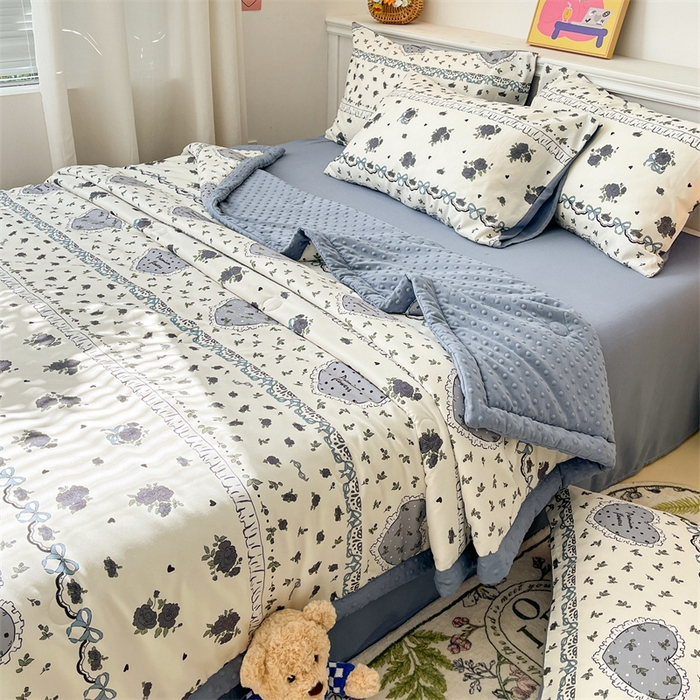 91家纺网 家纺一手货源 找家纺 盛秋家纺 2026新款A类水洗棉豆豆夏被系列 着迷+蓝灰