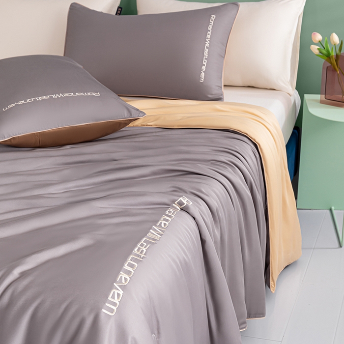 91家纺网 家纺一手货源 找家纺 子由家居 2025新款水洗真丝轻奢绣花系列夏被四件套 轻奢绣花-英伦灰