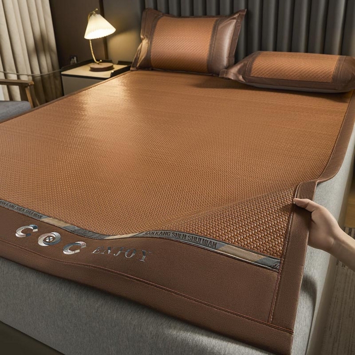 91家纺网 家纺一手货源 找家纺 鑫琪莱家纺 2025新款PE雪藤刺绣工艺款凉席风尚韩藤