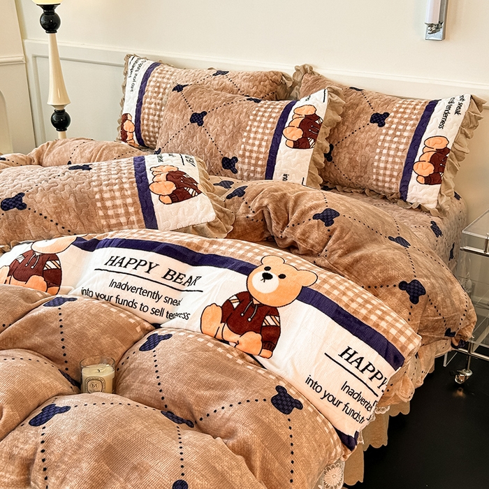 91家纺网 家纺一手货源 找家纺 珍爱家纺 2025新款冬季加厚夹棉保暖牛奶绒蕾丝花边床盖床裙单件三件套双人四件套 宝贝熊