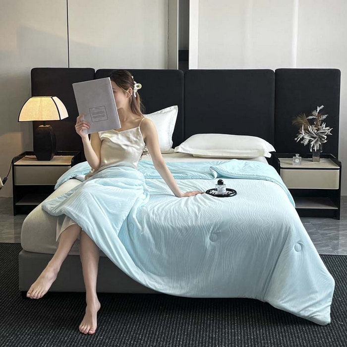 91家纺网 家纺一手货源 找家纺 子由家居 2025新款凉感丝浮雕提花大豆夏被被子被芯 曲线纹-天蓝