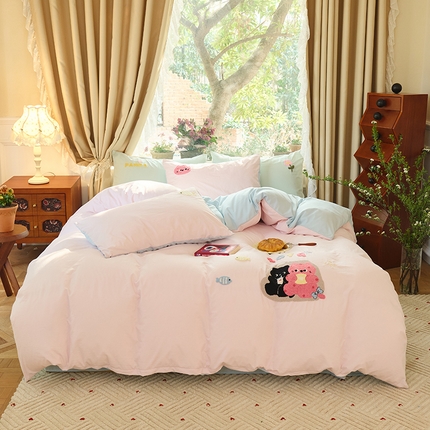 91家纺网 家纺一手货源 找家纺 鑫喜莱 2025新款水洗棉毛巾绣四件套场景一【全系图有买家秀文件】 沙发猫