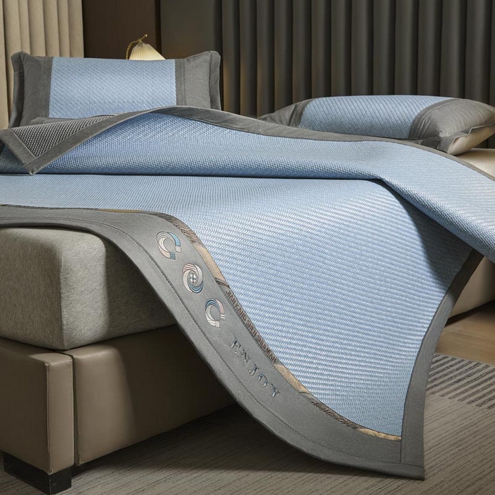 91家纺网 家纺一手货源 找家纺 鑫琪莱家纺 2025新款PE雪藤刺绣工艺款凉席典雅贡藤-蓝