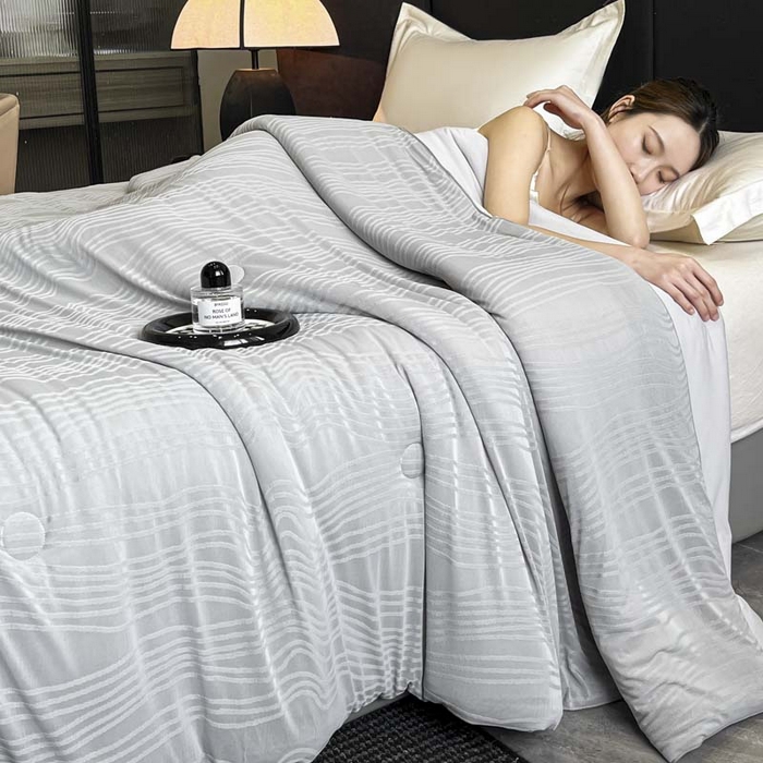 91家纺网 家纺一手货源 找家纺 子由家居 2025新款凉感丝浮雕提花大豆夏被被子被芯 曲线纹-浅灰