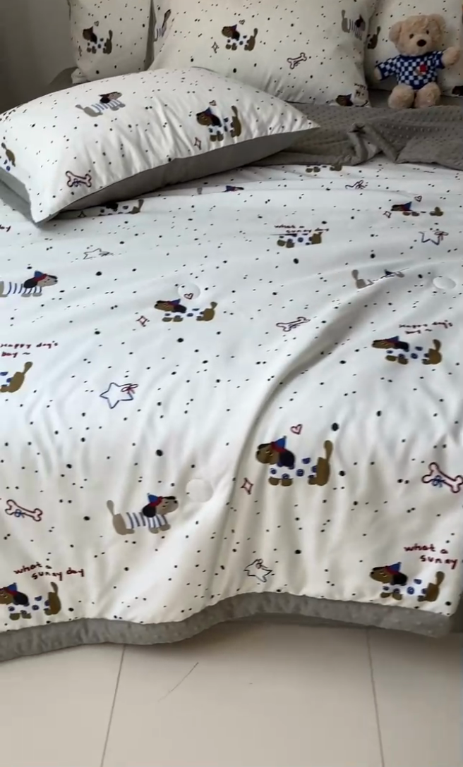 91家纺网 家纺一手货源 找家纺 盛秋家纺 2026新款A类水洗棉豆豆夏被系列 腊肠狗+明灰