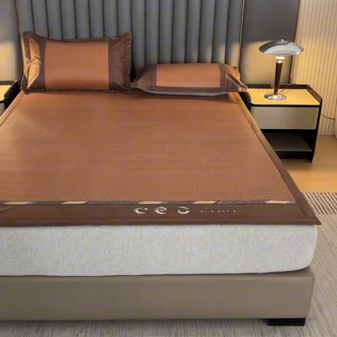 91家纺网 家纺一手货源 找家纺 鑫琪莱家纺 2025新款PE雪藤刺绣工艺款凉席臻品御藤