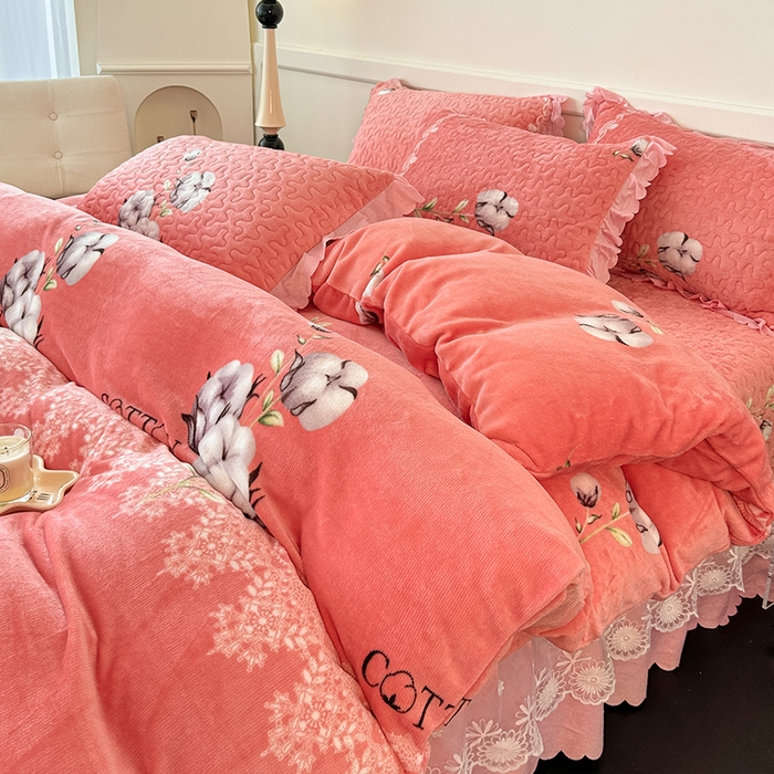 91家纺网 家纺一手货源 找家纺 珍爱家纺 2025新款冬季加厚夹棉保暖牛奶绒蕾丝花边床盖床裙单件三件套双人四件套 木棉花