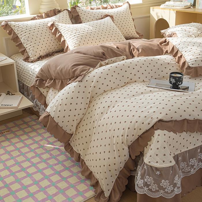 91家纺网 家纺一手货源 找家纺 珍爱家纺 2025新款A类针织棉双层纱夹棉床盖床裙花边单件三件四件套 小心心咖