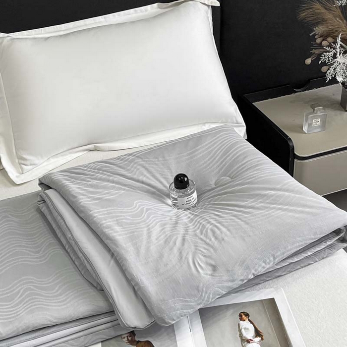 91家纺网 家纺一手货源 找家纺 子由家居 2025新款凉感丝浮雕提花大豆夏被被子被芯 曲线纹-浅灰