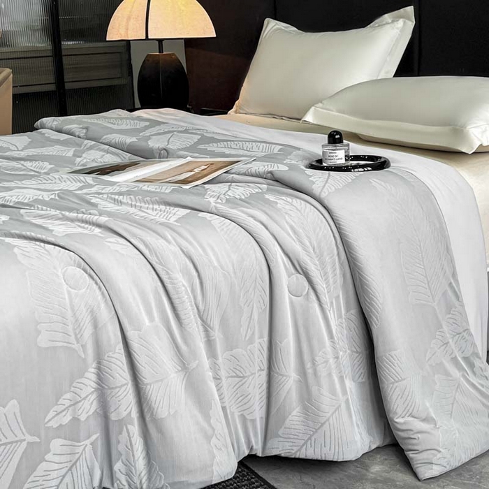 91家纺网 家纺一手货源 找家纺 子由家居 2025新款凉感丝浮雕提花大豆夏被被子被芯 枫叶-浅灰