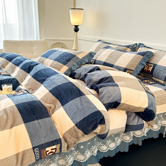 91家纺网 家纺一手货源 找家纺 珍爱家纺 2025新款冬季加厚夹棉保暖牛奶绒蕾丝花边床盖床裙单件三件套双人四件套 蓝大格