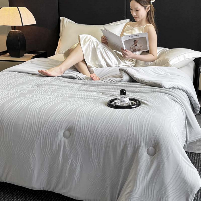 91家纺网 家纺一手货源 找家纺 子由家居 2025新款凉感丝浮雕提花大豆夏被被子被芯 曲线纹-浅灰