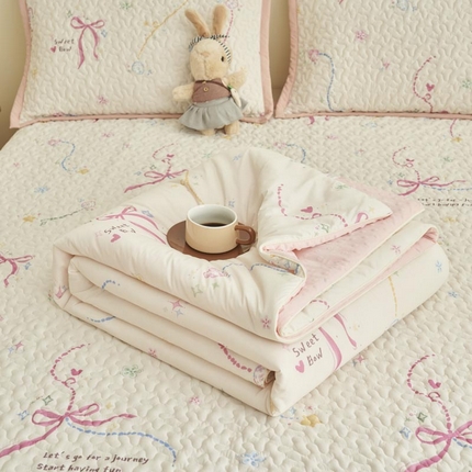91家纺网 家纺一手货源 找家纺 子由家居 2025新款凉感丝豆豆夏被四件套 凉感豆豆被-爱情结