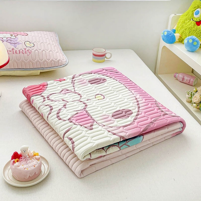 91家纺网 家纺一手货源 找家纺 米帛家纺2025新款大版三丽鸥乳胶凉席-绑带款 草莓美乐蒂