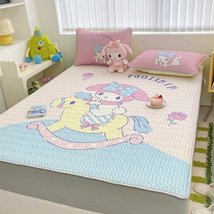 91家纺网 家纺一手货源 找家纺 米帛家纺2025新款大版三丽鸥乳胶凉席-绑带款 木马美乐蒂