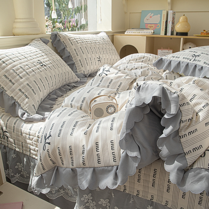 91家纺网 家纺一手货源 找家纺 珍爱家纺 2025新款A类针织棉双层纱夹棉床盖床裙花边单件三件四件套 min-灰