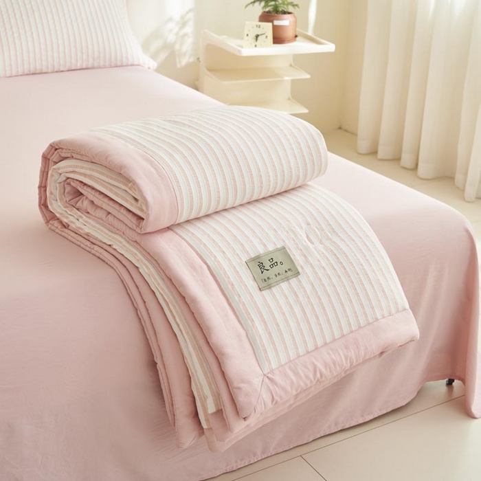 91家纺网 家纺一手货源 找家纺 子由家居 2025新款色织条纹提花大豆夏被四件套 色织条纹-浅粉