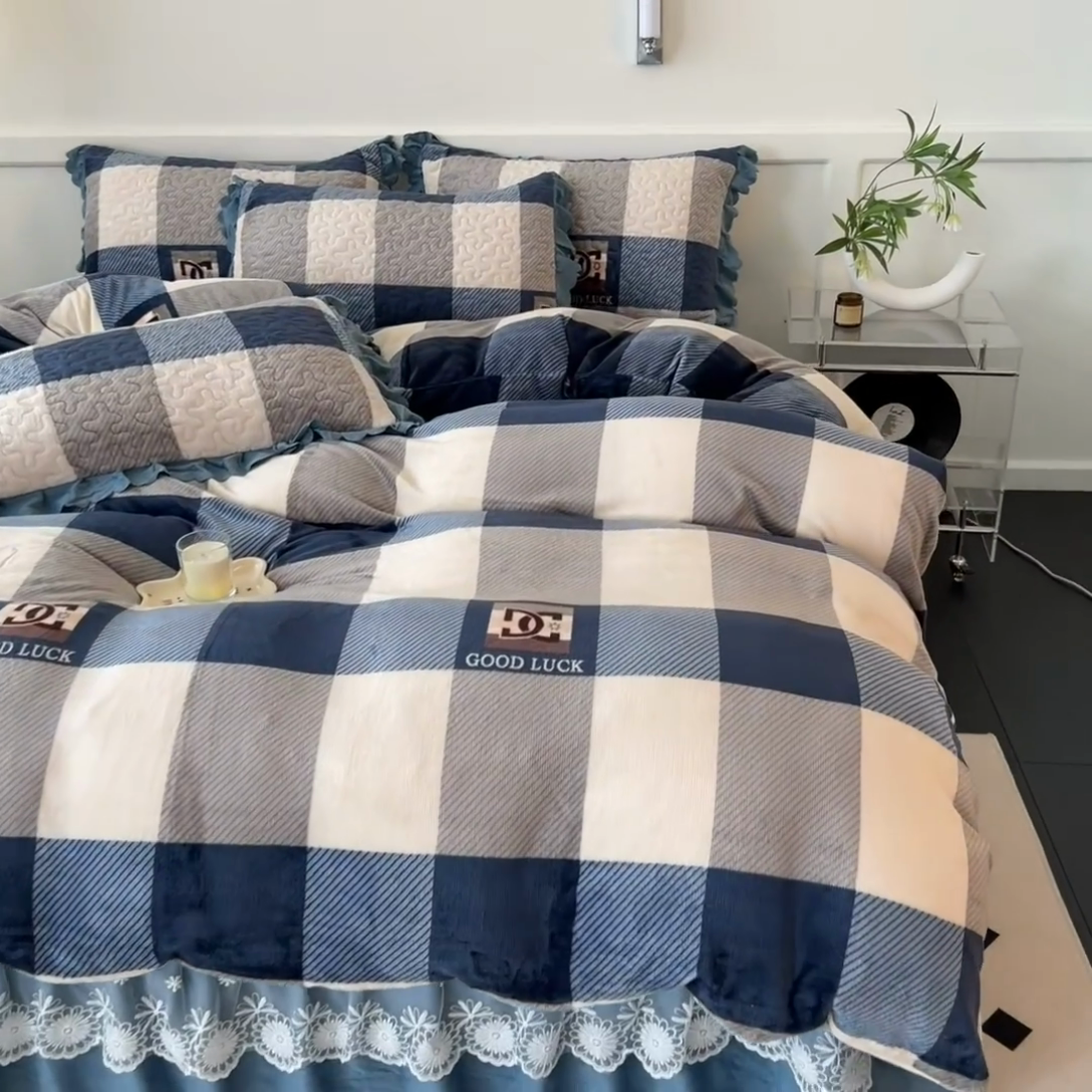 91家纺网 家纺一手货源 找家纺 珍爱家纺 2025新款冬季加厚夹棉保暖牛奶绒蕾丝花边床盖床裙单件三件套双人四件套 蓝大格