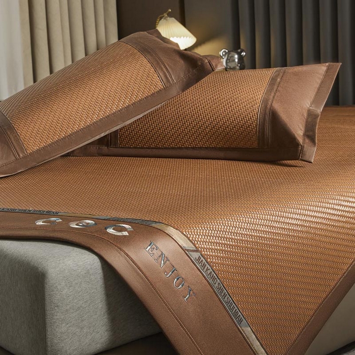 91家纺网 家纺一手货源 找家纺 鑫琪莱家纺 2025新款PE雪藤刺绣工艺款凉席风尚韩藤