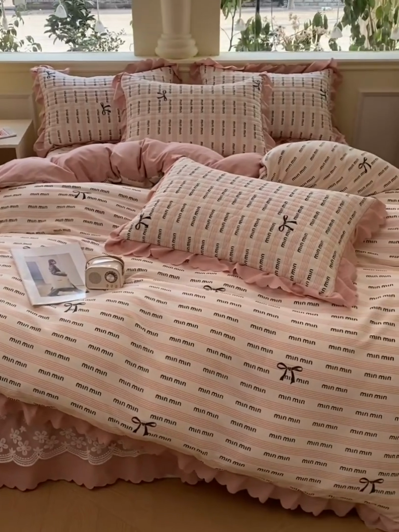 91家纺网 家纺一手货源 找家纺 珍爱家纺 2025新款A类针织棉双层纱夹棉床盖床裙花边单件三件四件套 min-粉