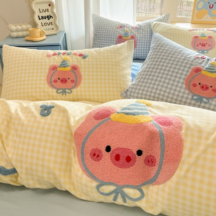 91家纺网 家纺一手货源 找家纺 乐坊2025新款云朵棉毛巾绣四件套 猪猪-黄格
