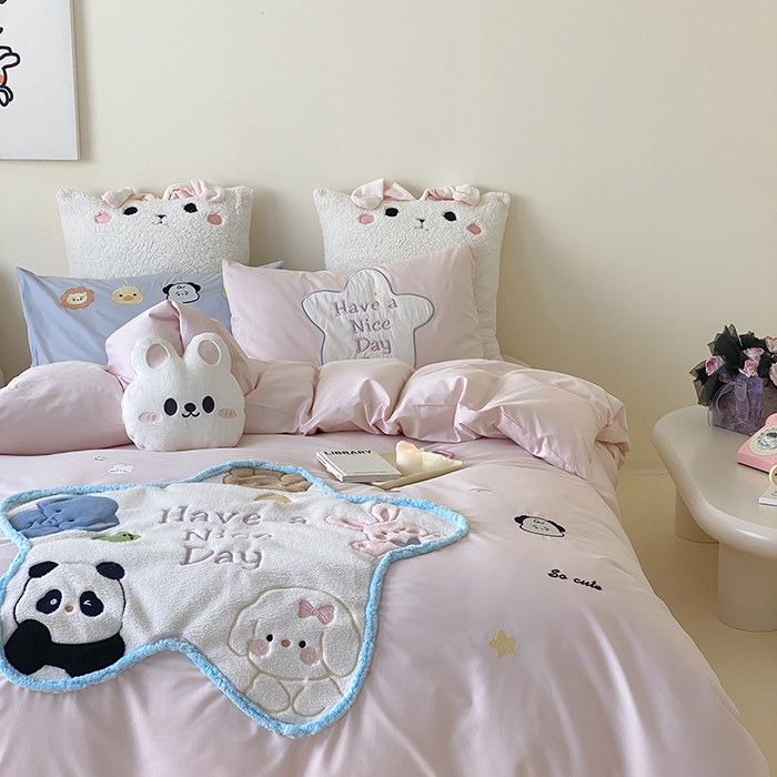 91家纺网 家纺一手货源 找家纺 （总）星野 2025新款40支斜纹全棉精致刺绣四件套-可爱小站(送抱枕)