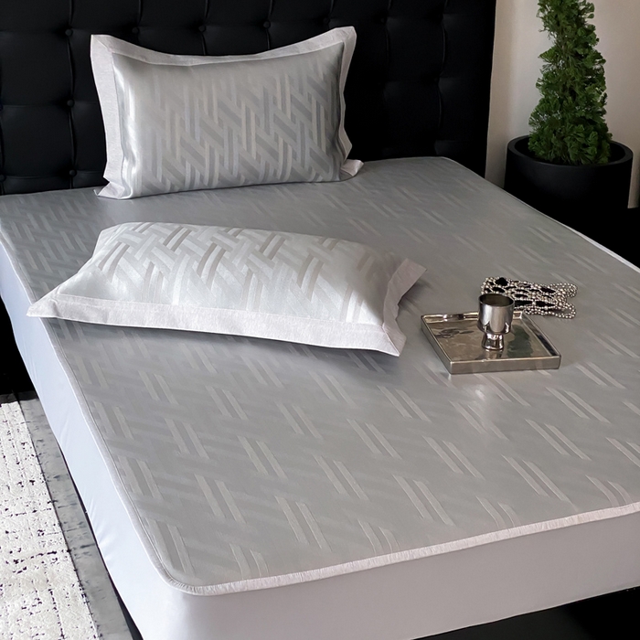 91家纺网 家纺一手货源 找家纺 由有家居 2025新款A类轻奢高精密7A抗菌色织可水洗冰丝床笠款凉席三件套 都市