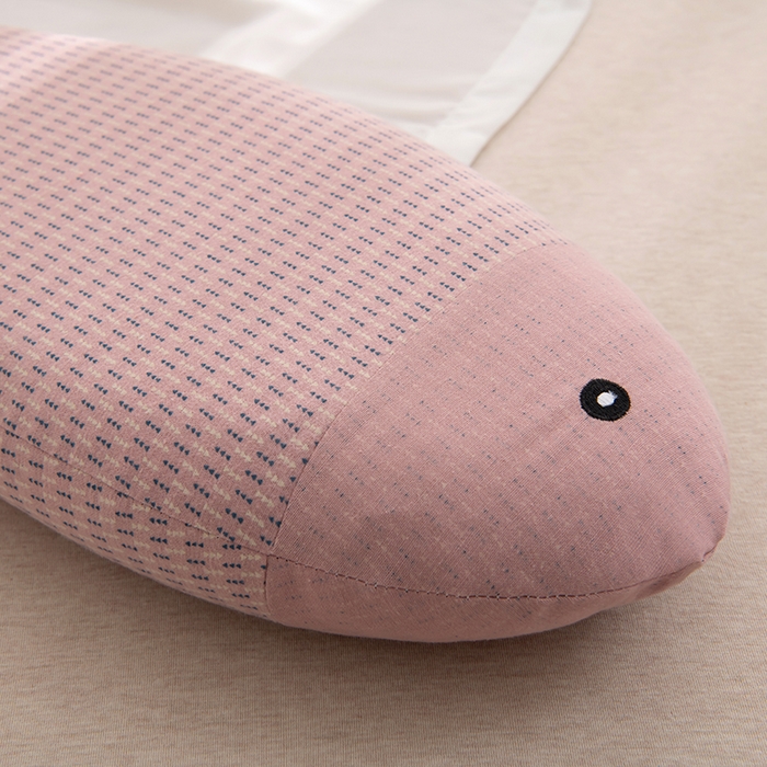 91家纺网 家纺一手货源 找家纺 芯洲 2025年新款荞麦枕年年有鱼水洗棉工艺枕抱枕萌趣枕芯荞麦枕 年年有鱼-海棠粉  24*55cm