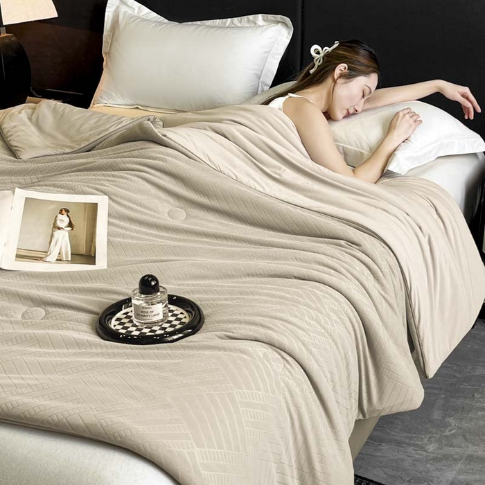 91家纺网 家纺一手货源 找家纺 子由家居 2025新款凉感丝浮雕提花大豆夏被被子被芯 经典格-香槟