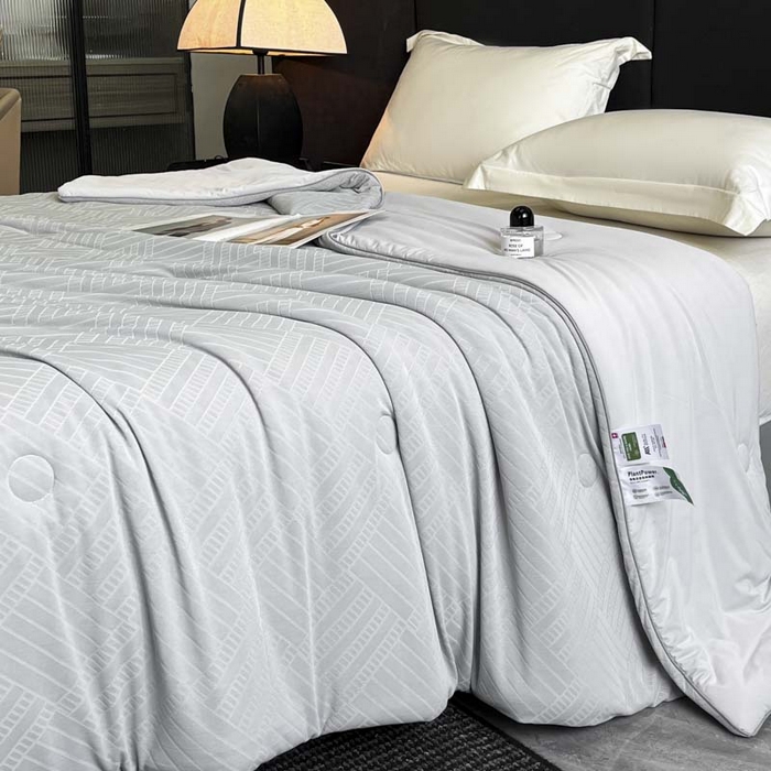 91家纺网 家纺一手货源 找家纺 子由家居 2025新款凉感丝浮雕提花大豆夏被被子被芯 经典格-浅灰