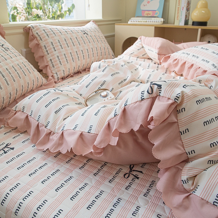 91家纺网 家纺一手货源 找家纺 珍爱家纺 2025新款A类针织棉双层纱夹棉床盖床裙花边单件三件四件套 min-粉